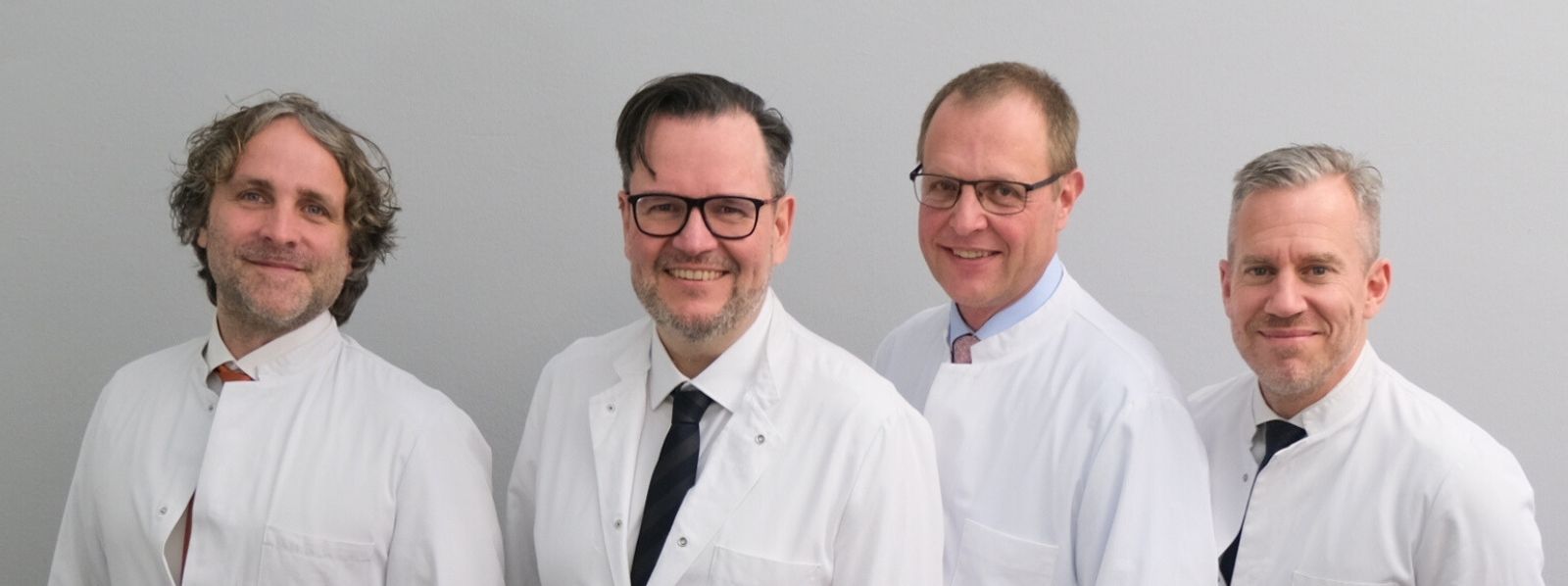 Gruppenfoto der im ZIM verantwortlichen Chefärzte (v.l.): Felix Stöckle (Pneumologie), Gregg Frost (Onkologie), Dr. Klaus Radecke (Gastroenterologie) und Prof. Dr. Florian Custodis (Kardiologie) Header_ZIM.jpg