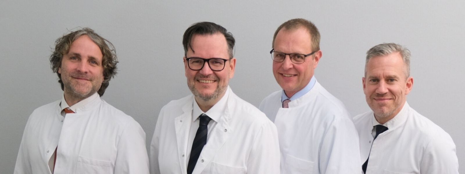 Gruppenfoto der im ZIM verantwortlichen Chefärzte (v.l.): Felix Stöckle (Pneumologie), Gregg Frost (Onkologie), Dr. Klaus Radecke (Gastroenterologie) und Prof. Dr. Florian Custodis (Kardiologie) Header_ZIM.jpg