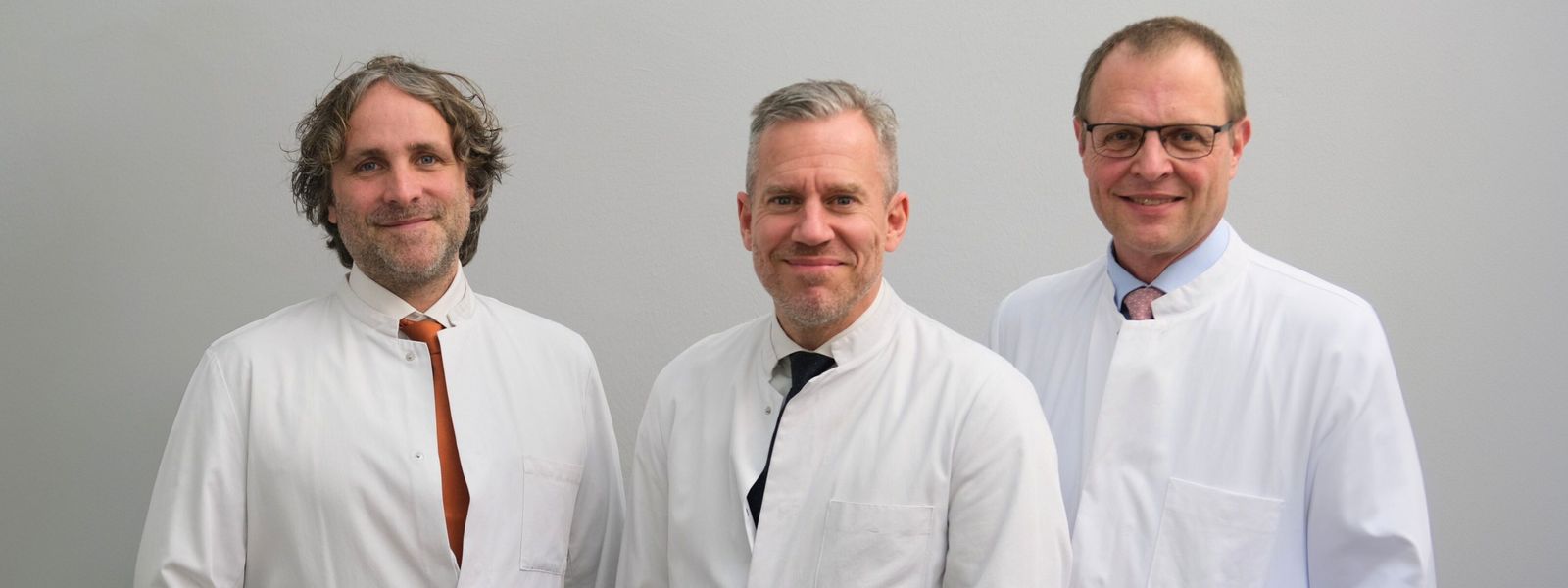 Gruppenfoto der im ZIM verantwortlichen Chefärzte (v.l.): Felix Stöckle (Pneumologie), Dr. Klaus Radecke (Gastroenterologie) und Prof. Dr. Florian Custodis (Kardiologie) Header_ZIM.jpg