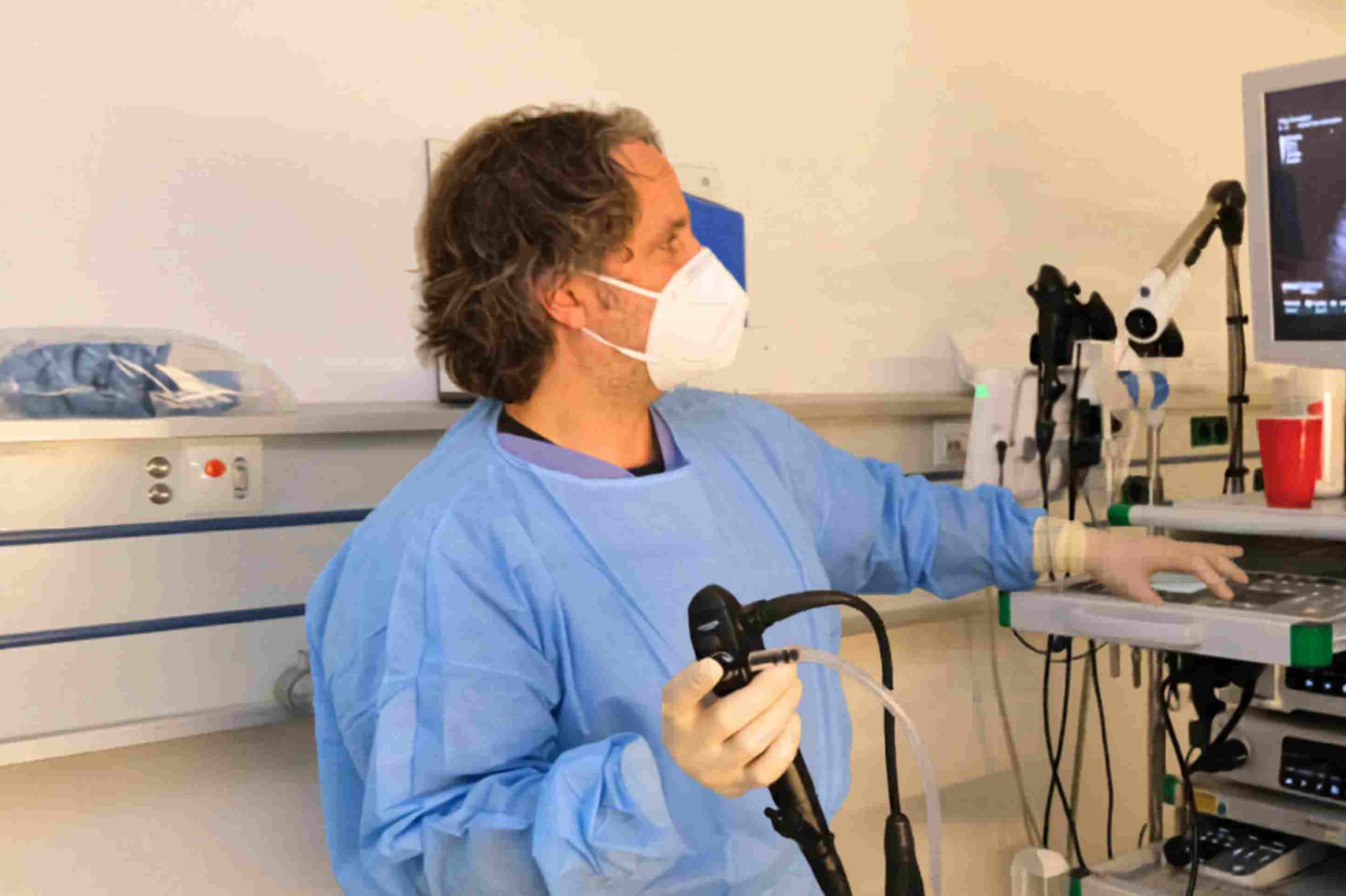 Das Foto zeigt einen Arzt bei einer Bronchoskopie.
