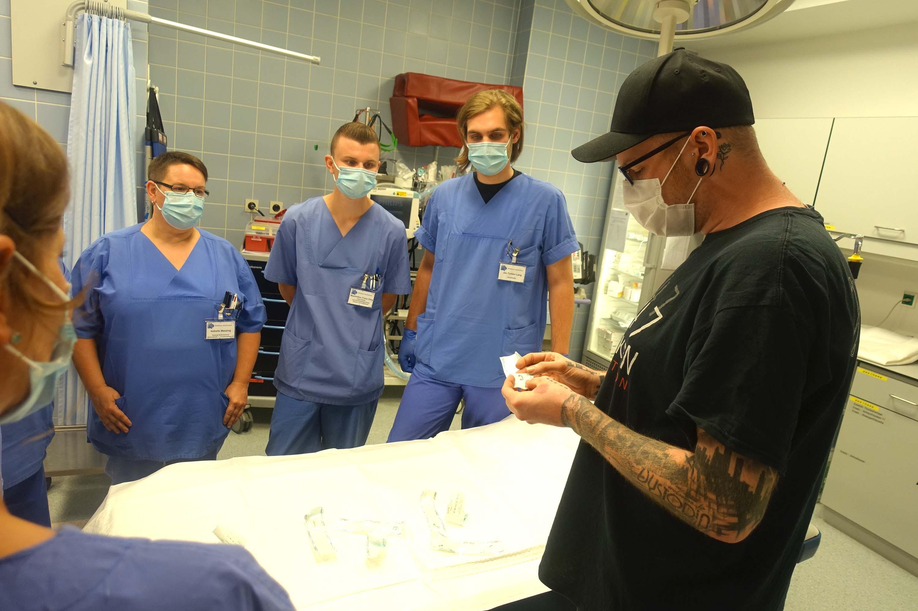 Piercer Andi vom Studio AK47 Piercing&Tattoo zeigte den Notfallexperten des Teams Winterberg wie man Piercings möglichst schonend entfernt.