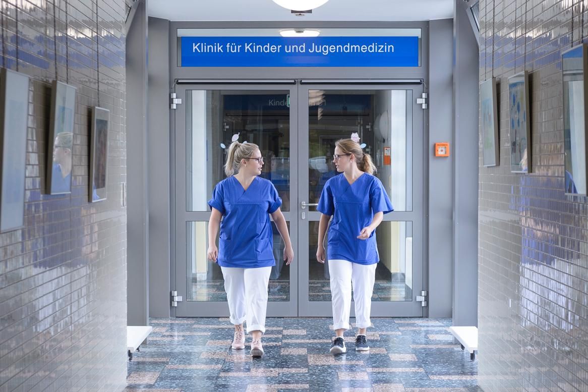 Annabell und Janina auf dem Weg von der Kinderklinik ins Haupthaus.