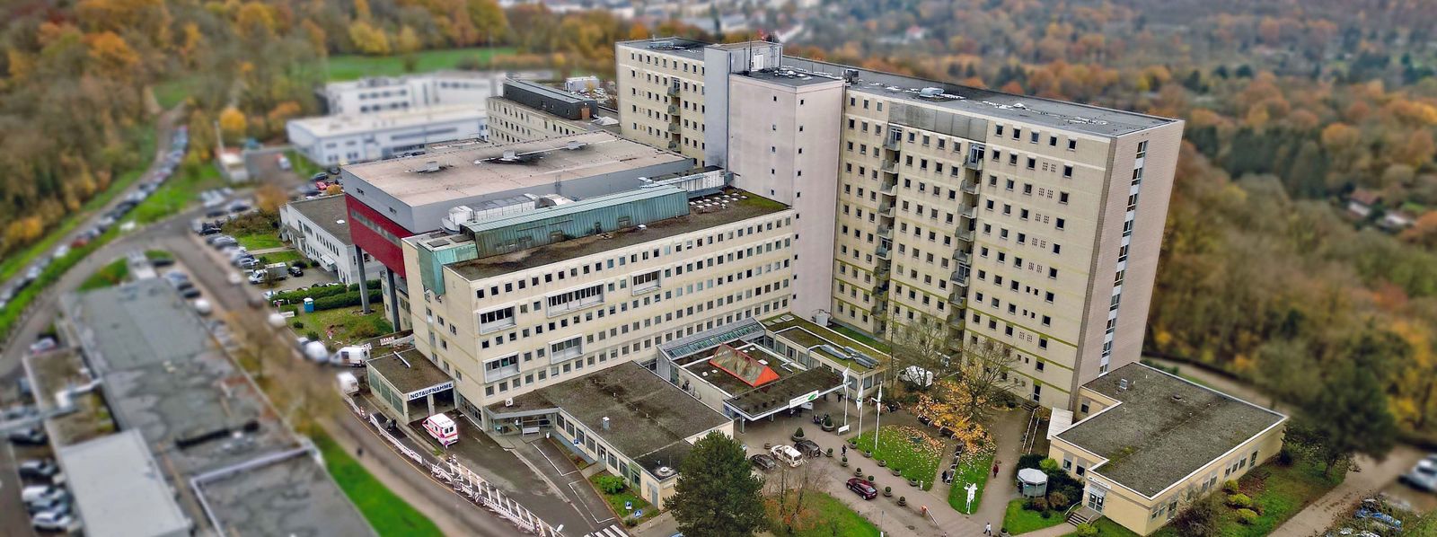 Drohnenaufnahme: Blick auf das Hauptgebäude des Klinikums Saarbrücken aus der Luft (Foto: Alexander Gross) Drohenbild_Winterberg_Slider.jpg