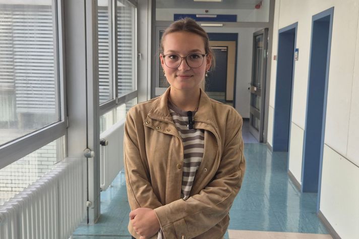 FSJlerin Mirja Schäfer im Flur des Klinikums Saarbrücken