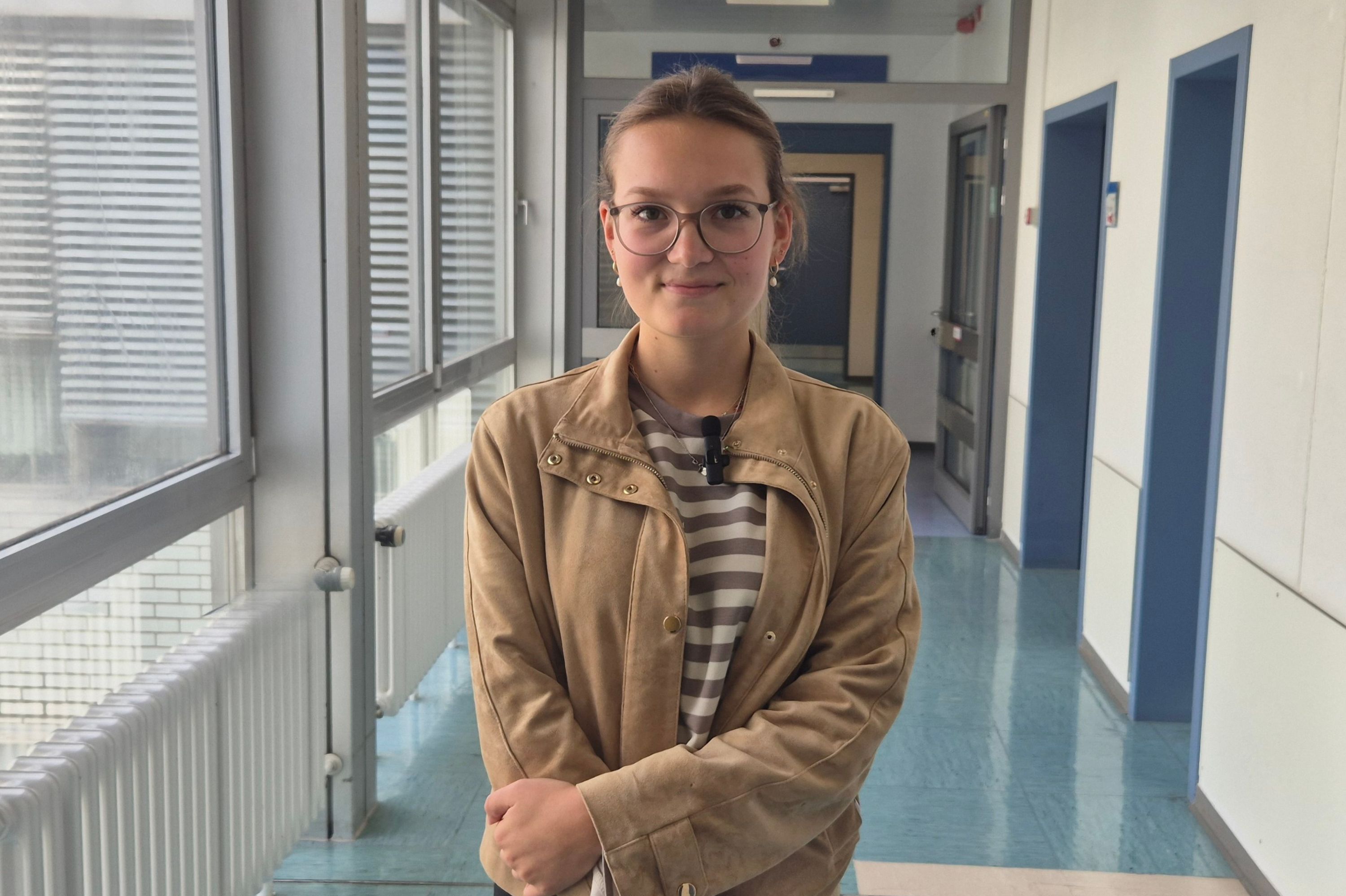 FSJlerin Mirja Schäfer im Flur des Klinikums Saarbrücken