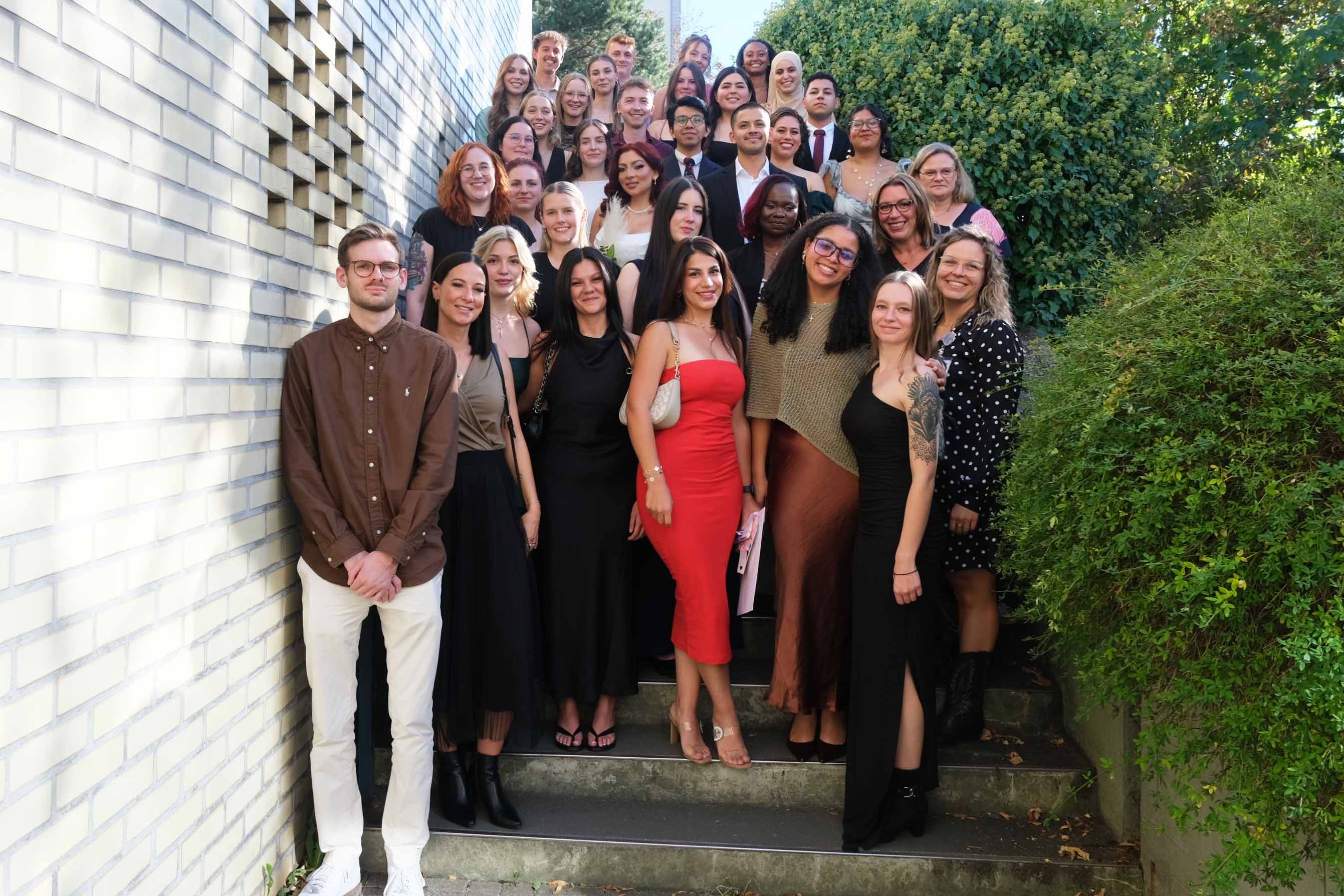Gruppenfoto der Absolventinnen und Absolventen des Kurses OTA/OTA Mexiko 23-26 und des Kurses GP Oktober 23-26 bei der Examensfeier auf dem Winterberg