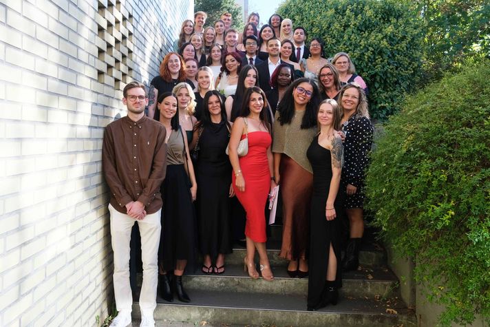 Gruppenfoto der Absolventinnen und Absolventen des Kurses OTA/OTA Mexiko 23-26 und des Kurses GP Oktober 23-26 bei der Examensfeier auf dem Winterberg