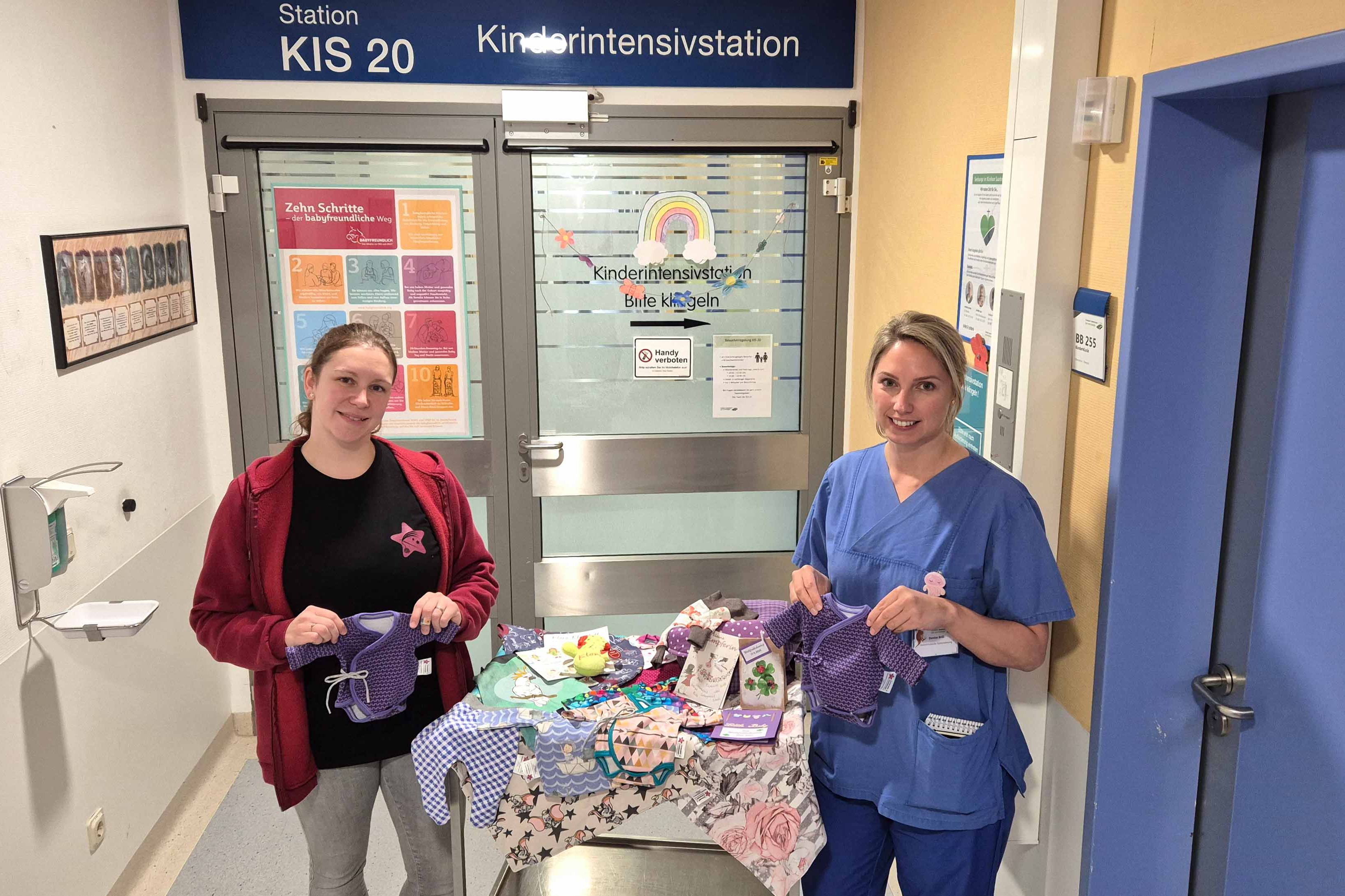 Nadine Back vom Team „Nordeifel“ des Vereins „Sternenzauber & Frühchenwunder e.V.“ (links) übergab knapp 800 handverlesenen Stücke an unsere stellvertretende KIS-Stationsleitung Denise Brill, „damit hier noch ein wenig mehr Farbe einzieht“.