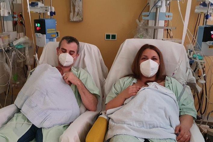 Eltern beim "Känguruen" mit ihren Frühchenzwillingen im Klinikum Saarbrücken, Kinderintensivstation KIS20