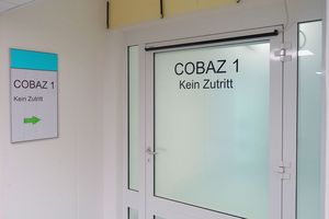 Eingangstür Coronabeatmungszentrum auf dem Winterberg