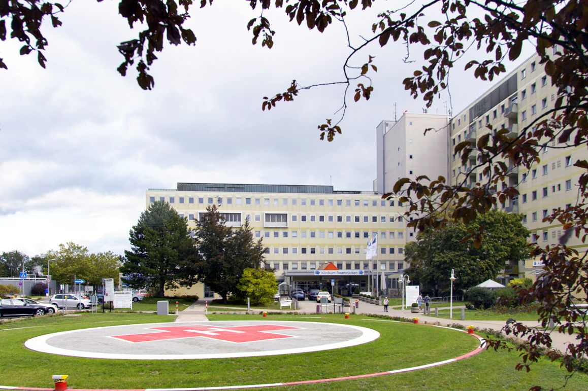 Außenansicht Klinikum Saarbrücken mit Helikopterlandeplatz