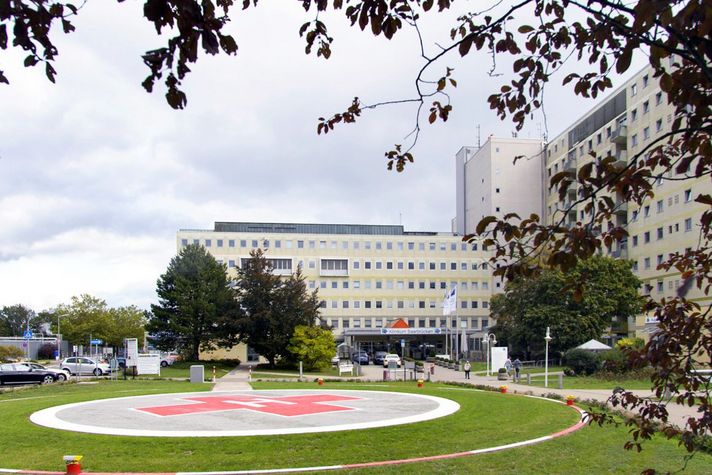 Außenansicht Klinikum Saarbrücken mit Helikopterlandeplatz