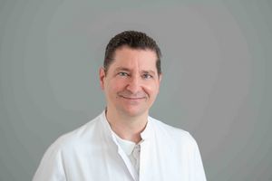 Portraitfoto Oberarzt Dr. Akram Gharbi