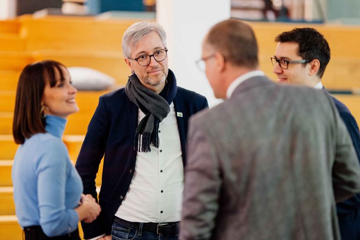 Personaldirektor Thomas Hesse im Austausch mit drei anderen Podiumsmitgliedern