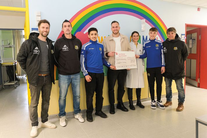 Gruppenfoto der Spendenübergabe in der Kinderklinik