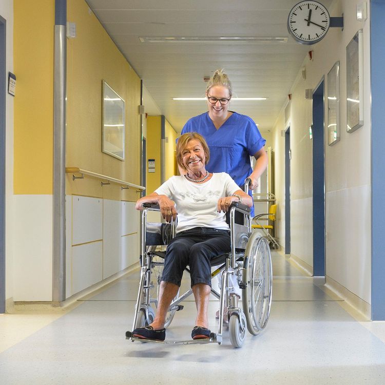 Patientin im Rollstuhl im Klinikum Saarbrücken