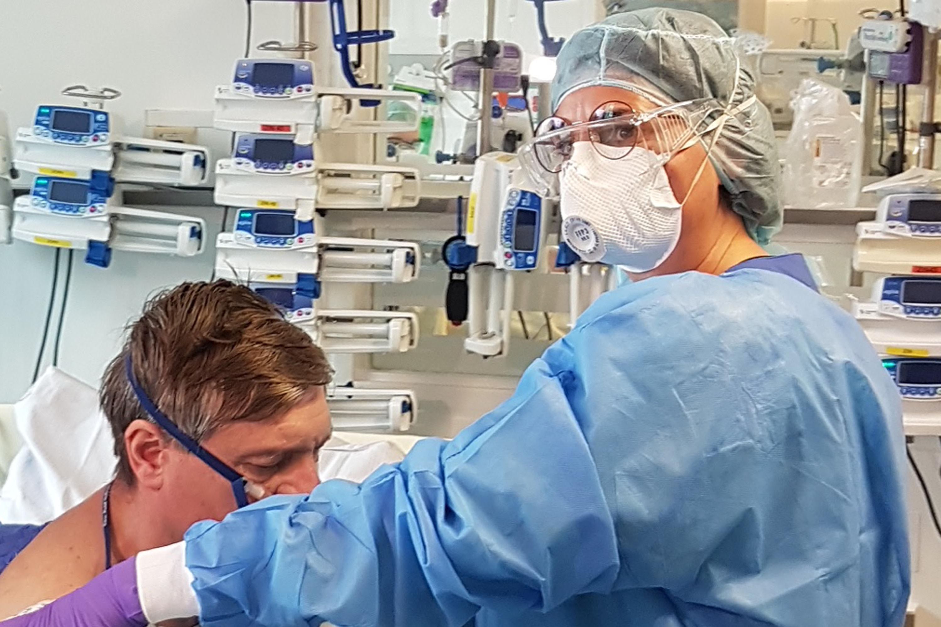Corona-Patient Alexander Nikitin und Gesundheits- und Krankenpflegerin Mona Fröhlich im Klinikum Saarbrücken