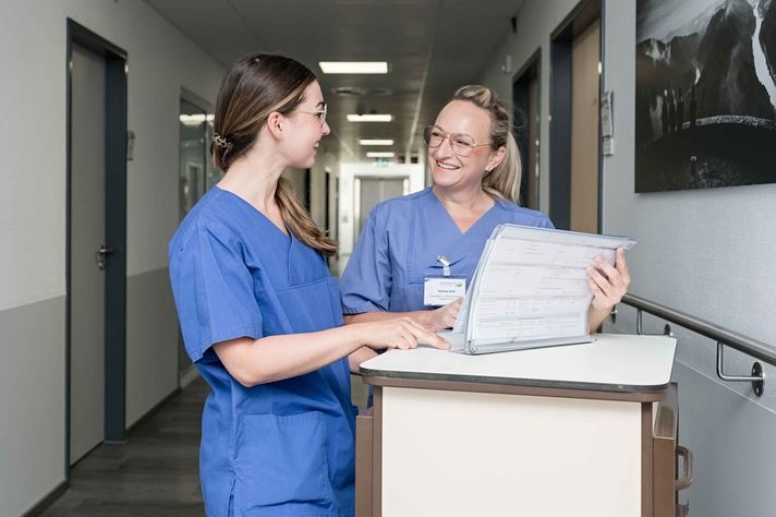 Ärztin und Pflegefachkraft am Pflegewagen bei der Visite im Klinikum Saarbrücken