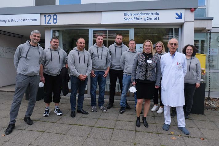 Mitarbeiterinnen und Mitarbeiter der Firma Trucktec vor der Blutspendezentrale auf dem Winterberg