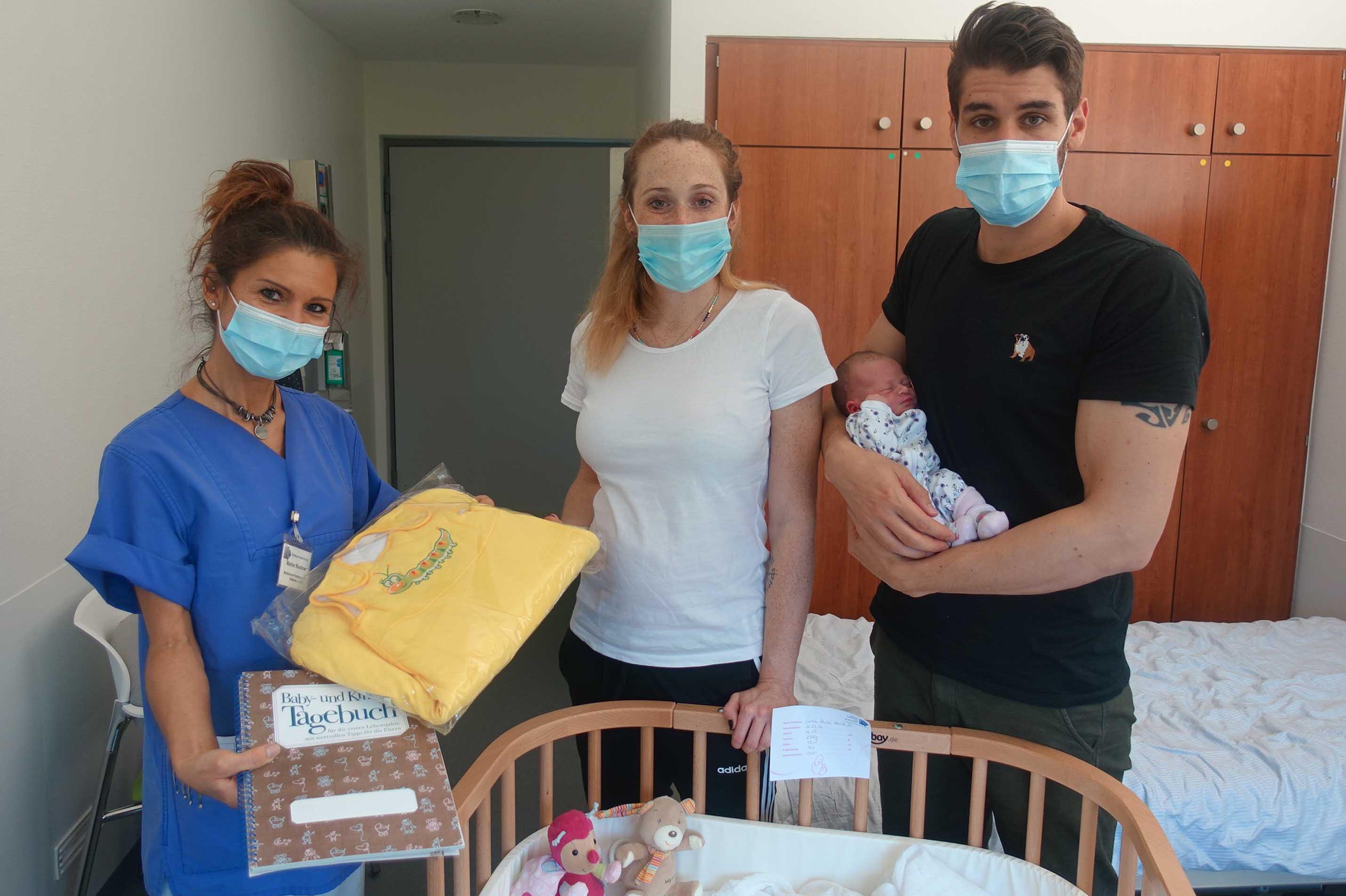 MFA im Klinikum Saarbrücken überreicht Familie mit Baby Elterngeschenke