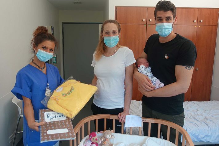 MFA im Klinikum Saarbrücken überreicht Familie mit Baby Elterngeschenke