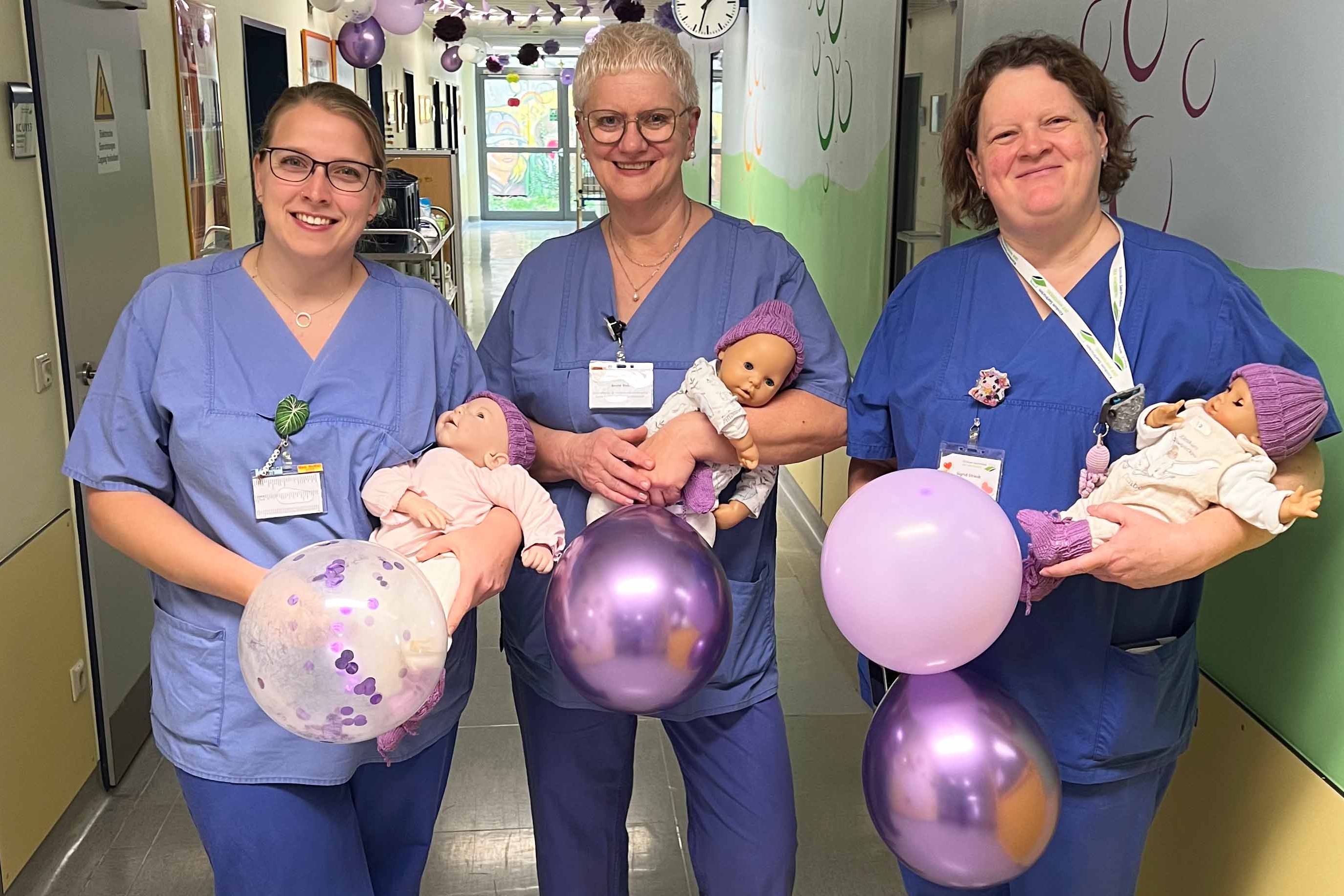 Alles Lila zum Weltfrühgeborenentag - selbst die Mützchen für die Babys. Das Team der Station C2 sagt danke an die Strickgruppe aus Stuttgart.