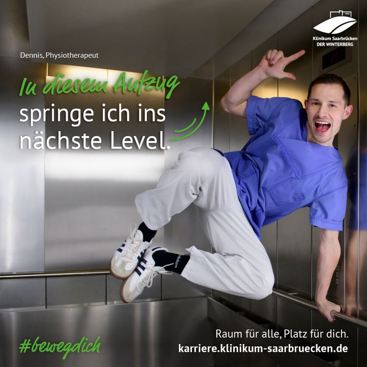 Dennis springt in einem Aufzug hoch. Über ihm steht: In diesem Aufzug springe ich ins nächste Level