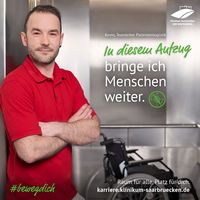 Kevin steht in der Aufzugstür, hinter im steht ein Rollstuhl. Neben ihm steht der Text: In diesem Aufzug bringe ich Menschen weiter