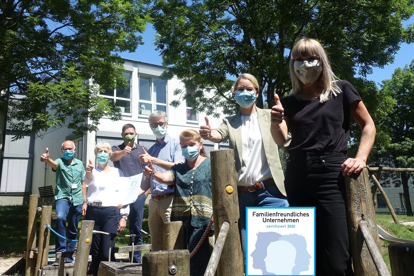 Mitarbeiter des Klinikums Saarbrücken halten Zertifikat "Familienfreundliches Unternehmen