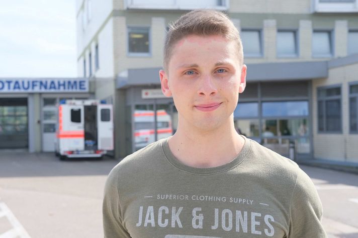 Ehemaliger FSJ-ler Dennis Kriebisch vor der Zentralen Notaufnahme im Klinikum Saarbrücken. 
