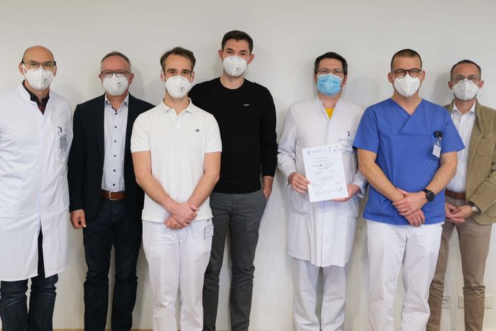 Das Team des Endoprothetikzentrums beim Gruppenfoto. Das Team des Endoprothetikzentrums beim Gruppenfoto. Kürzlich durfte sich das Klinikum Saarbrücken über die Erstzertifizierung freuen. 