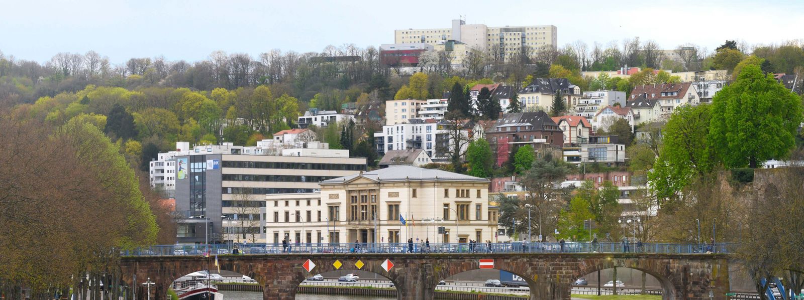 Blick über die Alte Brücke in Saarbrücken auf den Landtag über dem sich auf dem Winterberg das Klinikum Saarbrücken erstreckt Winterberg_Stadtblick_Slider.jpg
