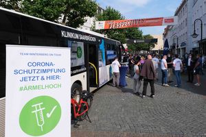 Impfbus des Klinikums Saarbrücken auf dem St. Johanner Markt