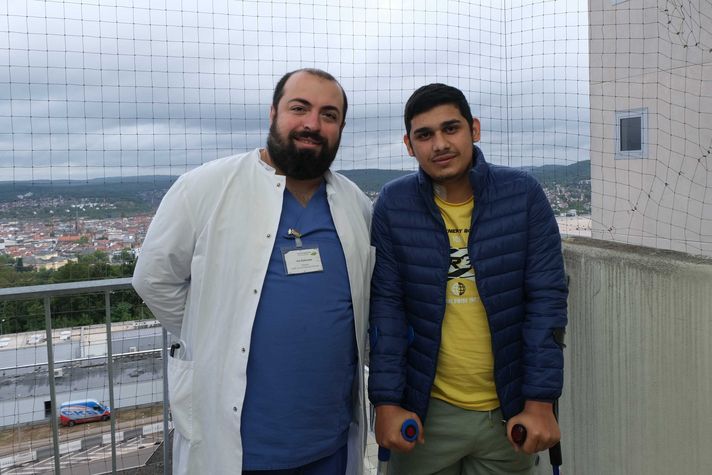 Der behandelnden Oberarzt Uta Partsvania und der 19-jährigen Patienten Ionatan-Samuel Dudea im Klinikum Saarbrücken.