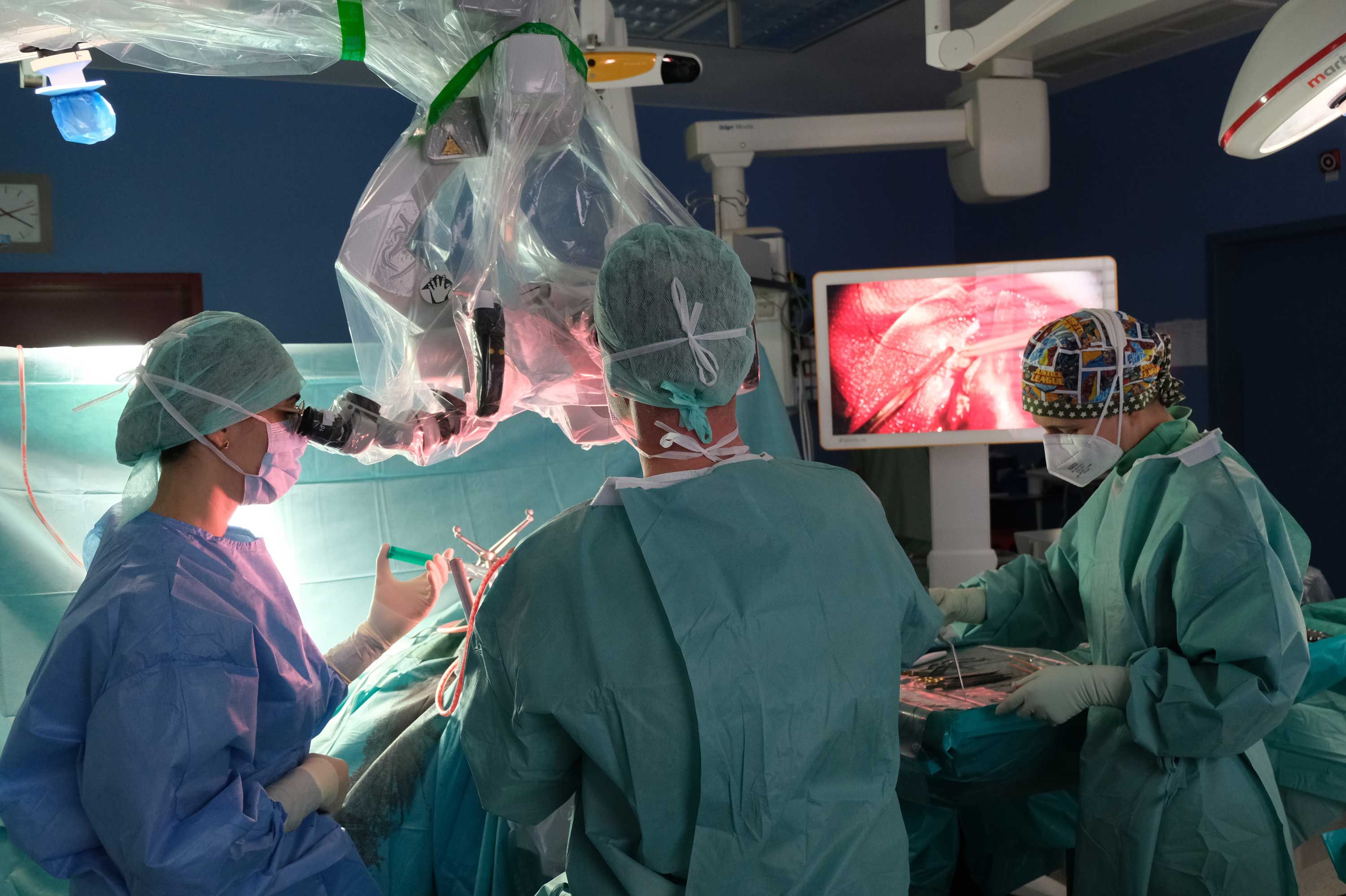 Operateure am OP-Tisch im Klinikum Saarbrücken während einer neurochirurgischen Operation mit Hilfe eines Hochleistungsmikroskops.