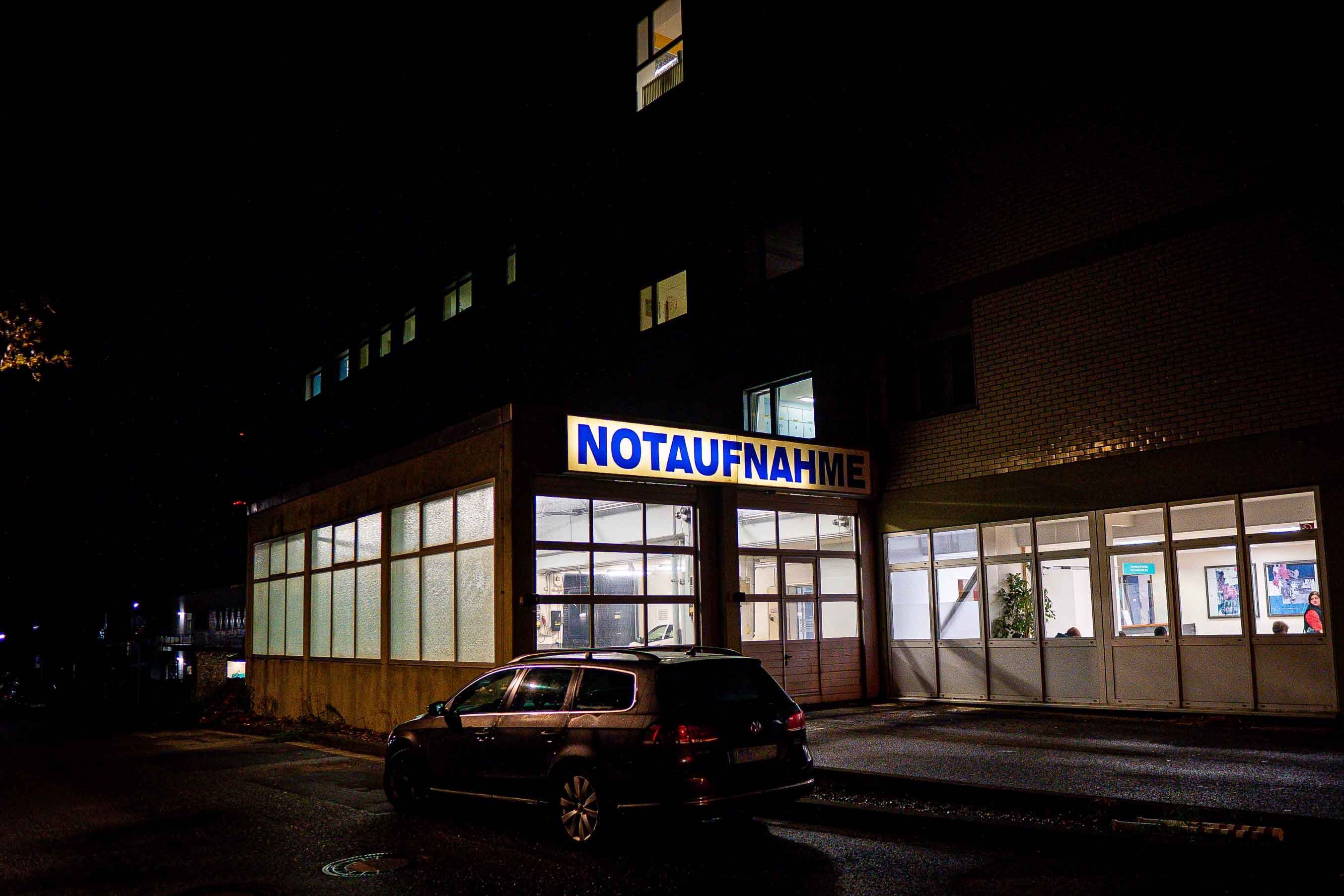 Der Eingang der Notaufnahme auf dem Winterberg bei Nacht, der Schriftzug über dem Eingang "Notaufnahme" leuchtet.
