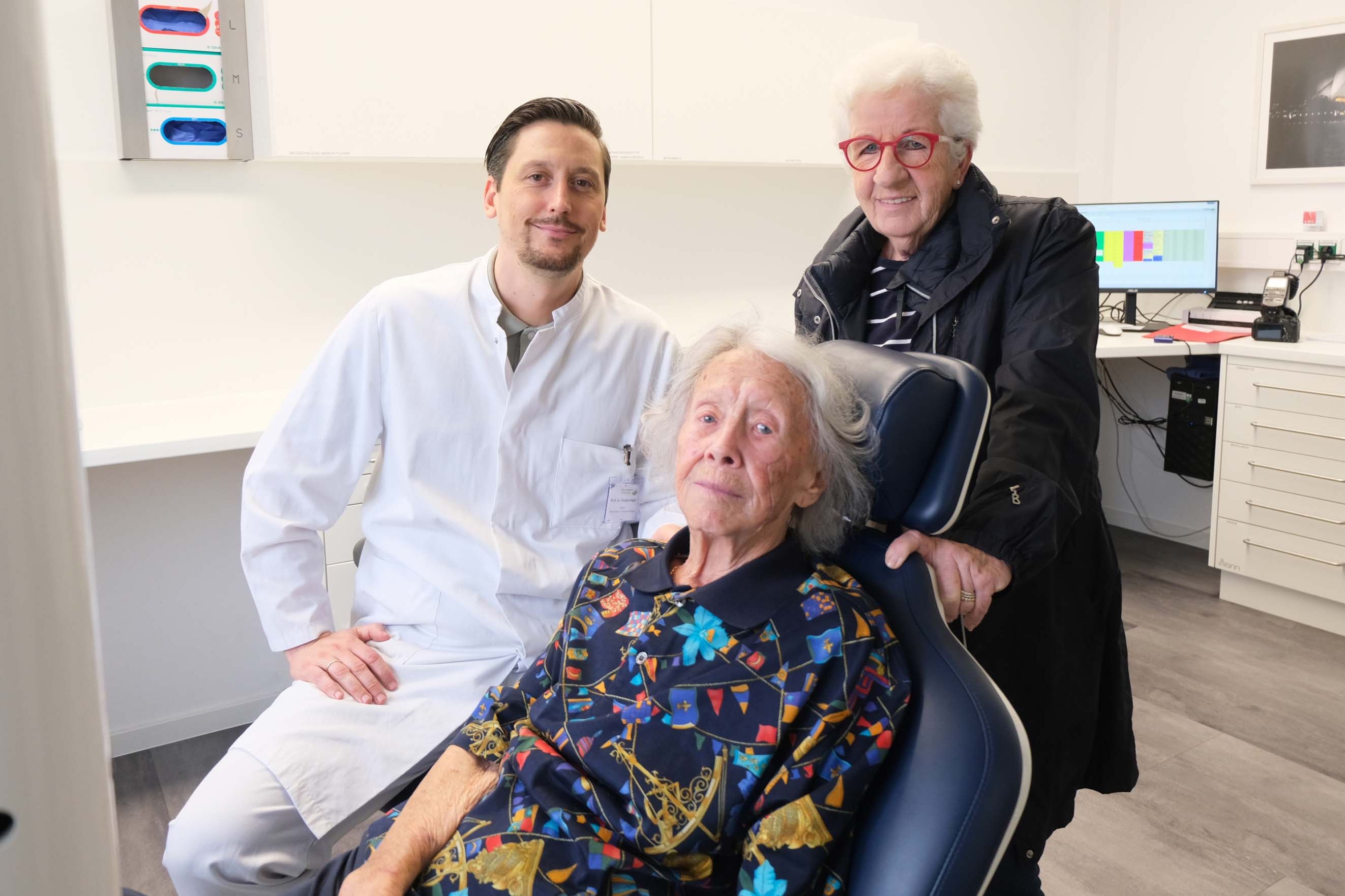 PD Dr. Christian Knipfer gemeinsam mit Patientin Marianne Overbeck bei der Nachuntersuchung. Mit dabei (rechts): ihre Hausärztin Marianne Hasenstein.