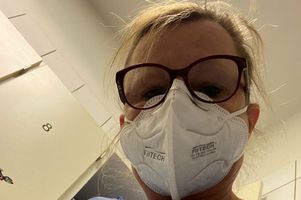 Reporterin in FFP2 Maske im Klinikum Saarbrücken