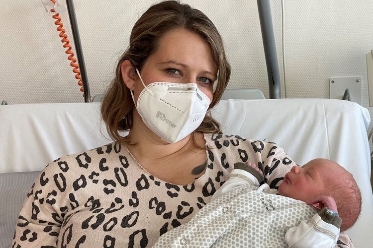 Mutter mit Baby im Klinikum Saarbrücken
