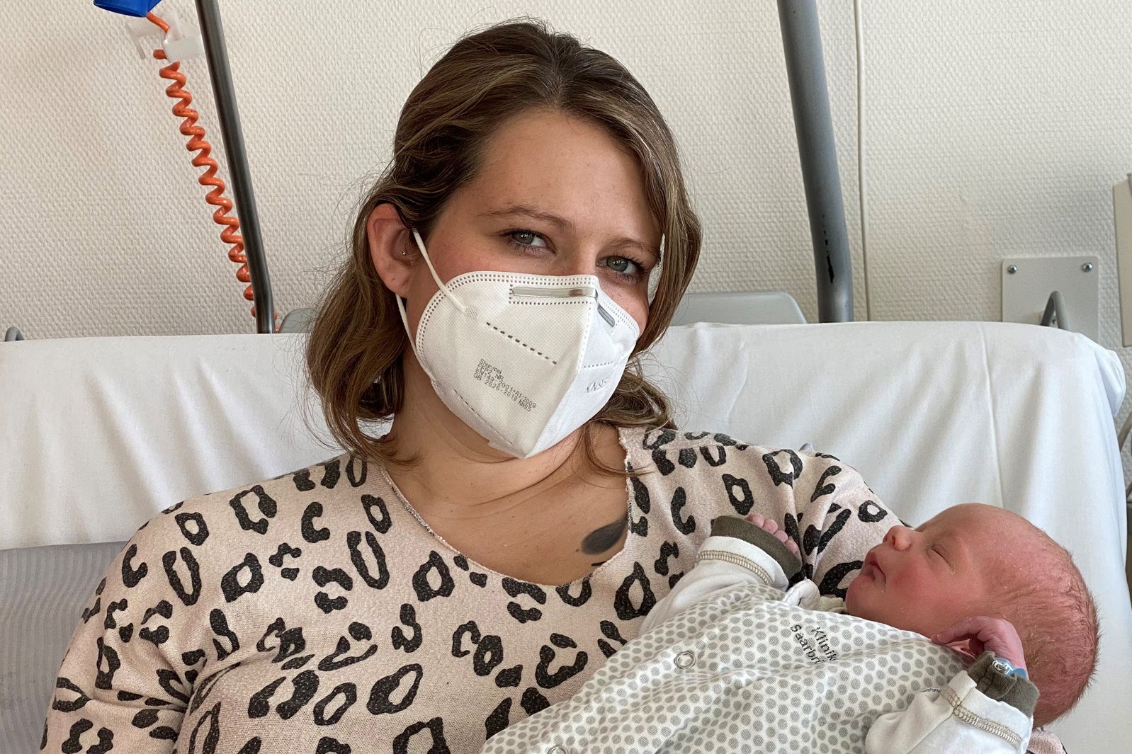 Maike Beck und Sohn Matheo im Klinikum Saarbrücken 
