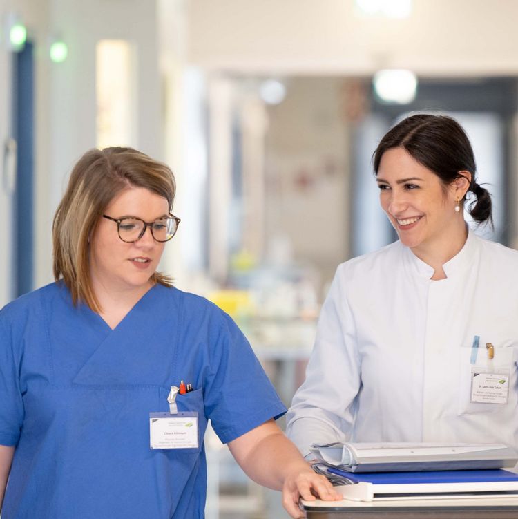 Pflegefachkraft und Ärztin bei der Dokumentation im Klinikum Saarbrücken