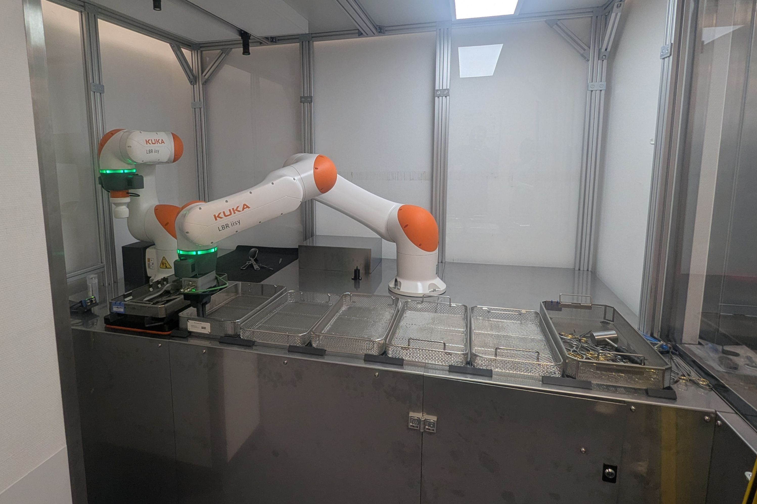 Das Foto zeigt den Roboter beim Training: Er übt, Instrumente aus dem OP zu sortieren und zu öffnen.