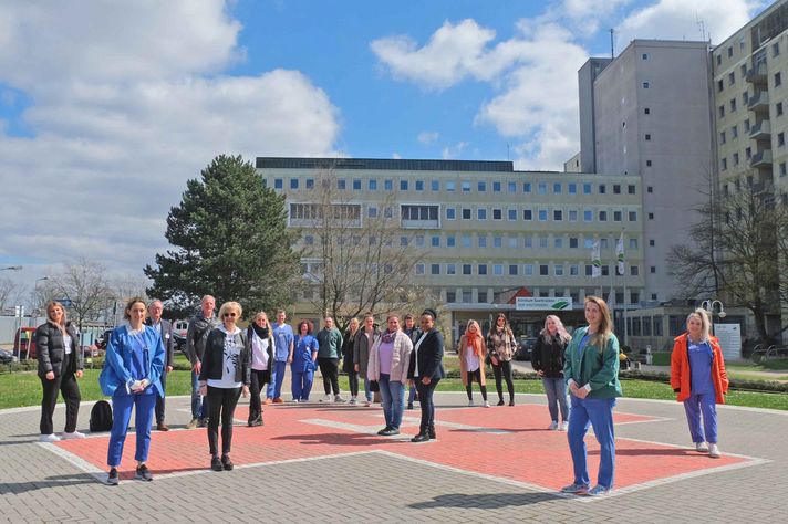Neue Mitarbeitende vom Klinikum Saarbrücken auf dem Hubschrauberlandeplatz auf dem Winterberg