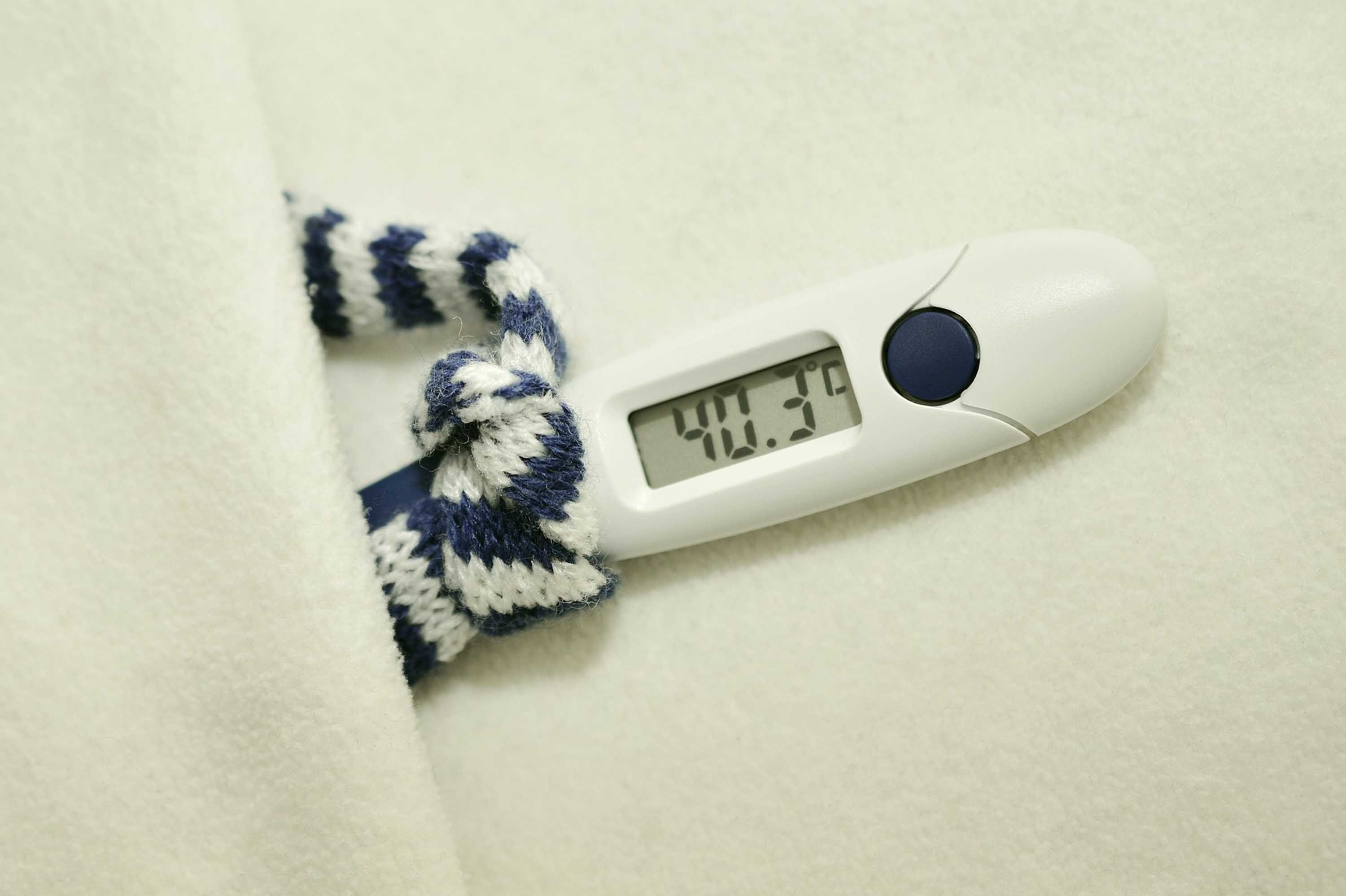 Ein Fieberthermometer zeigt die Temperatur 40,3 Grad Celsius an