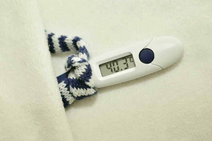 Ein Fieberthermometer zeigt die Temperatur 40,3 Grad Celsius an