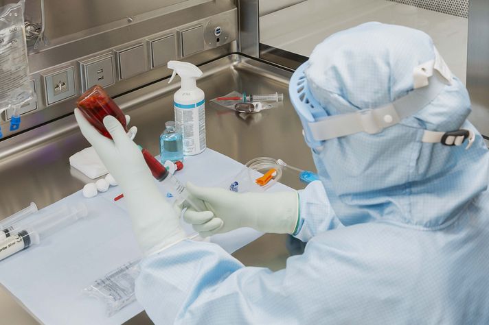 PTA stellt Medikamente in Apothekenreinraum im Klinikum Saarbrücken her