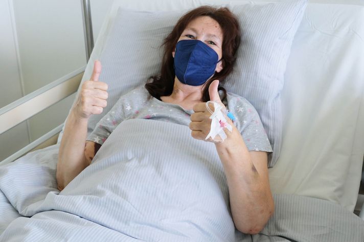 Elke Senz liegt in ihrem Bett im Patientenzimmer