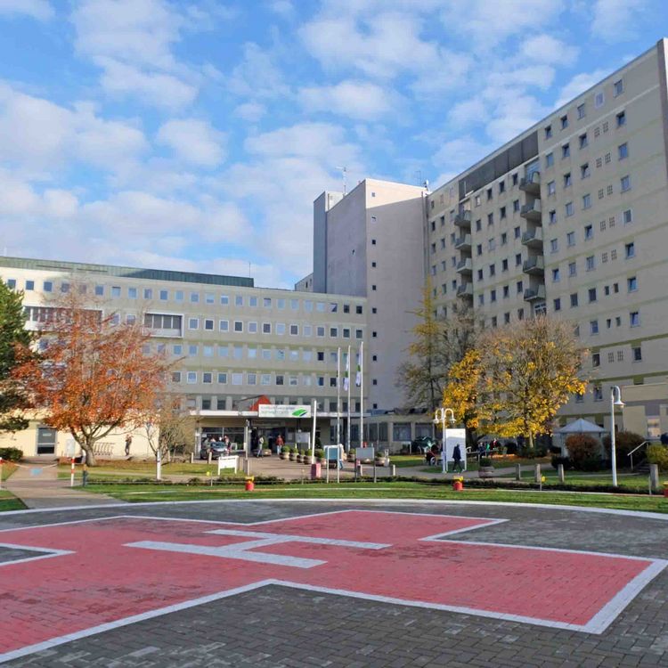 Klinikum Saarbrücken - DER WINTERBERG Eingangsbereich mit Helikopterlandeplatz