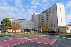 Klinikum Saarbrücken - DER WINTERBERG Eingangsbereich mit Helikopterlandeplatz