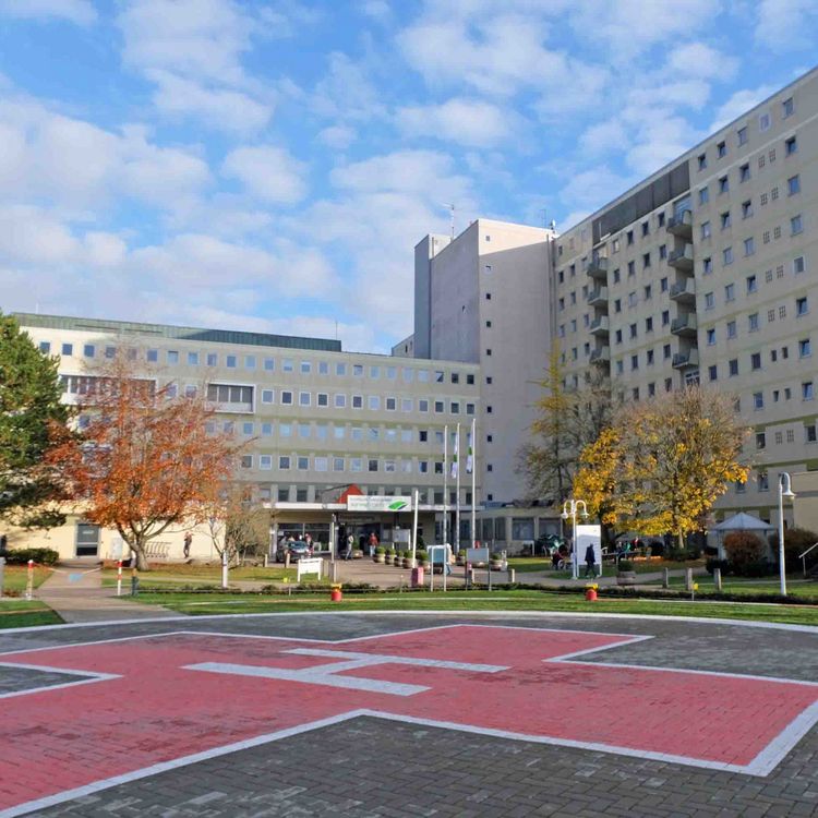 Klinikum Saarbrücken - DER WINTERBERG Eingangsbereich mit Helikopterlandeplatz